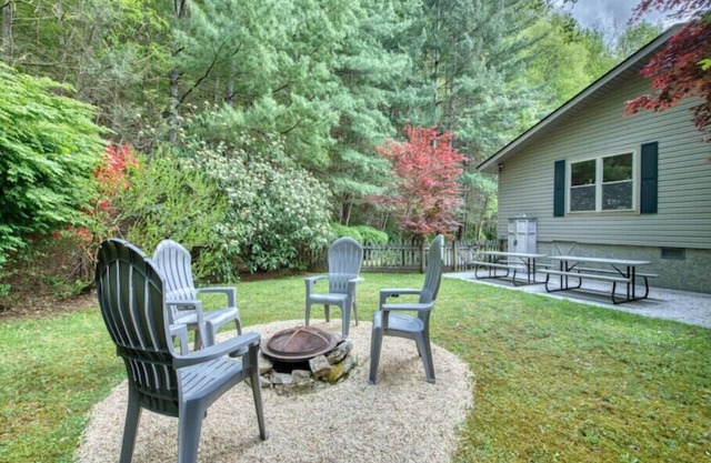 Very private super cozy cabin, views, pets welcome, coffee, fireplace, firepit