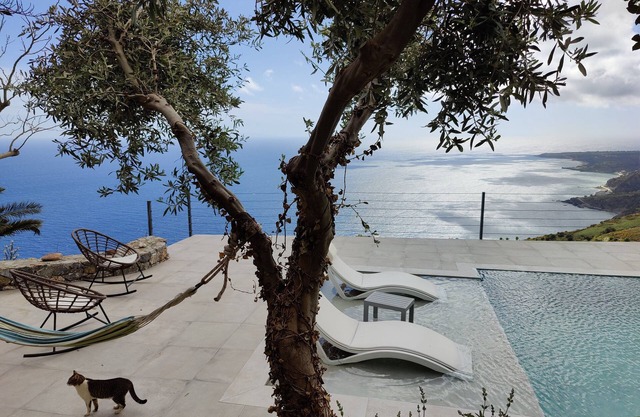 Spyros villa privée de luxe avec piscine, surplombant la mer!