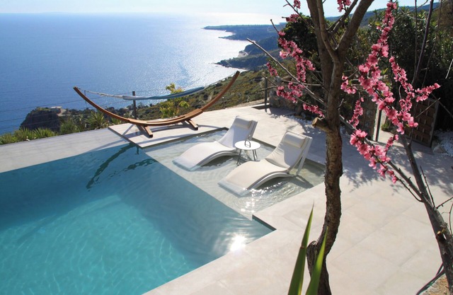 Private swimming pool, amazing views, sleeps 6.