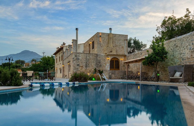 Villa rénovée avec piscine privée, à 200 m du restaurant, 3 acres de terrain + barbecue!