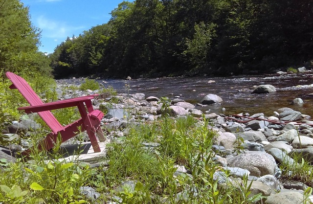 Camping privé de deux acres sur le magnifique ruisseau du Maine avec cabine confortable et rustique