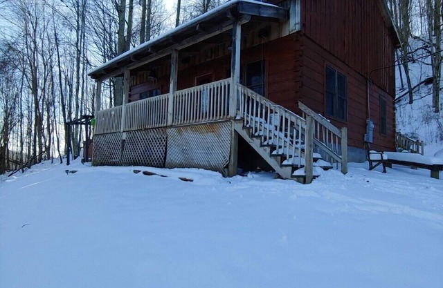 Terrain privé de deux acres avec des vues spectaculaires depuis le porche