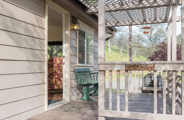 Private Two-Bedroom Cottage with Kitchen: Your Vacation Home near Yosemite