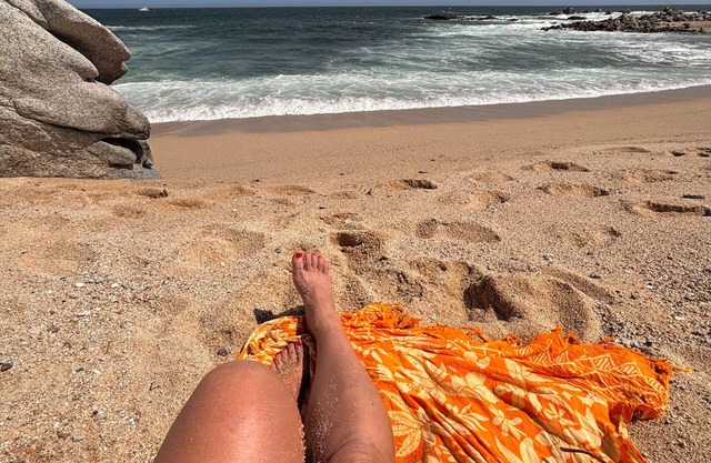 Private Vacation Home ! Easy walk to secluded swimmable beach. Private Pool.