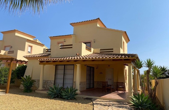 Villa avec piscine privée et deux balcons Premier étage