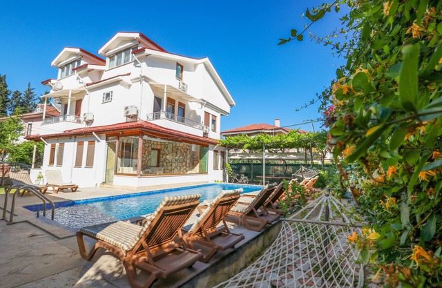 Villa privée avec salle de bains, grande piscine + jacuzzi, sec. Alarme, piscine chauffée, vélo gratuit