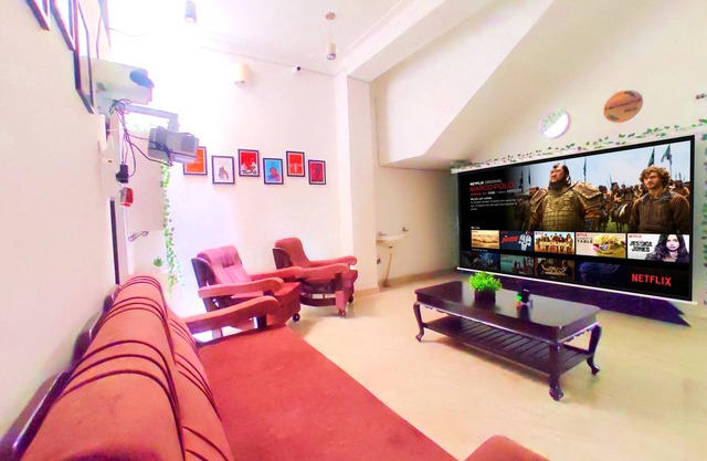 Private Villa near Fatehsagar lake - 2 minute drive.