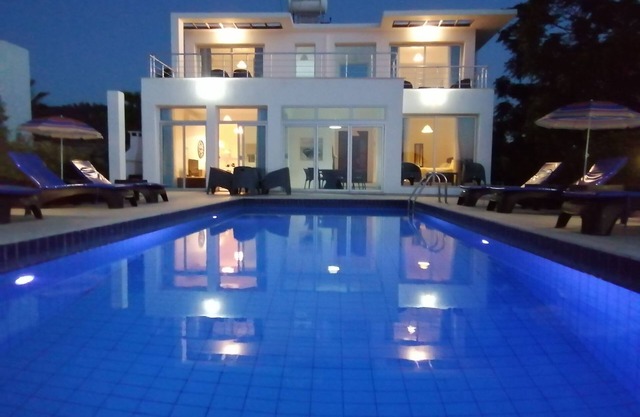 Villa privée avec piscine chauffée, 3 salles de bains, WiFi gratuit et télévision britannique, AC dans toutes les chambres