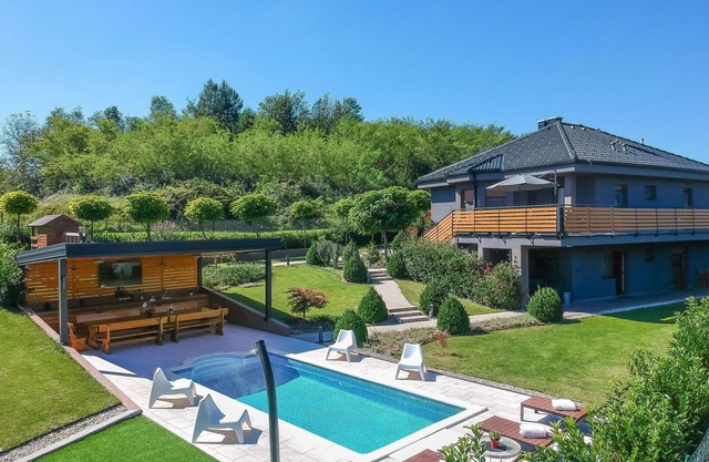 Maison de vacances privée avec bain à remous, piscine privée, climatisation, WIFI, TV, terrasse