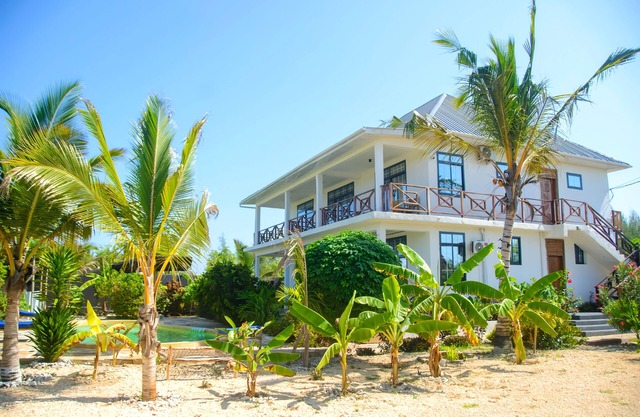 Private Villa with pool & tropical garden. 8 minutes' drive to Paje beach.