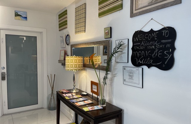 "Private Villa with 4 Bed + Hot Tub + Deck +Patio"