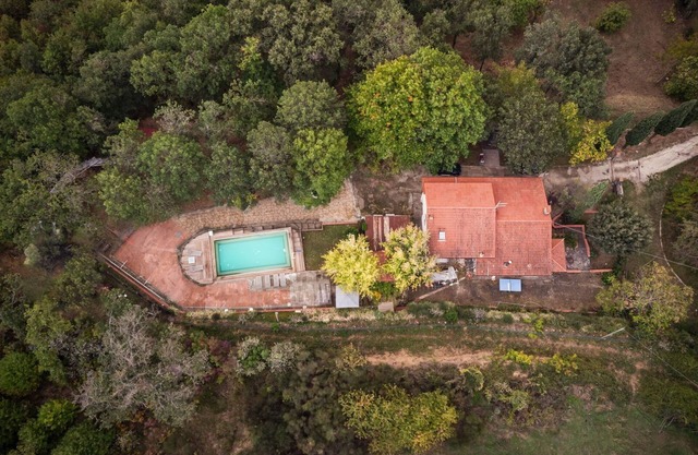 Private Villa with WIFI, A/C, private pool, TV, patio, panoramic view, parking, close to Arezzo