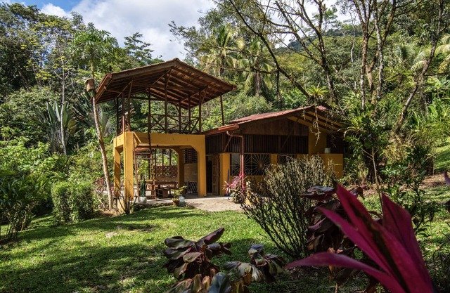 Private waterfall, close 2 beach!