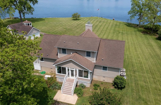 Private Waterfront Home w / Pier et 2+ Acres!
