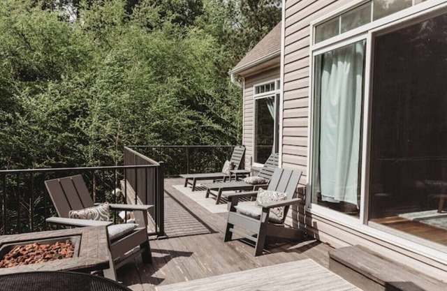 Private Waterfront Lake Gaston Getaway w6 bedrooms