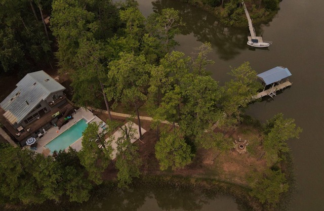 Propriété très privée au bord de l'eau
