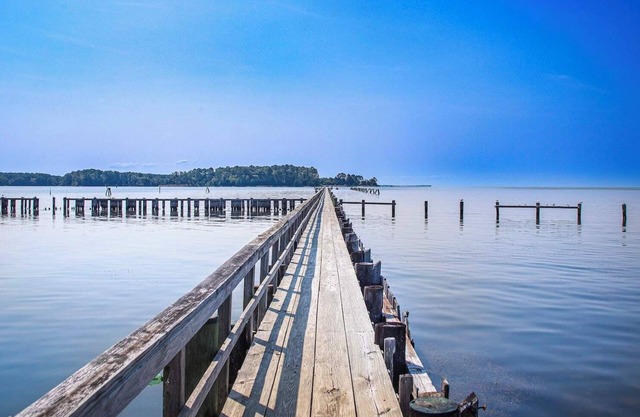 Private Waterfront Retreat Center, New Reno on 18 Acres