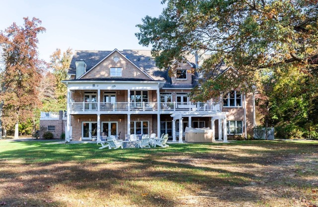 Private Waterview Estate with 4 bedroom Suites, game room and Hot Tub
