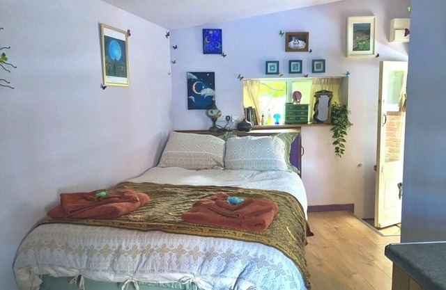 Private whimsical cabin in centre of Glastonbury with secluded fairy garden