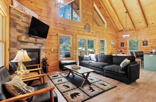 Escape and unwind in our Cozy Cabin: with Hot tub/air hockey/WiFi/Firepit & more