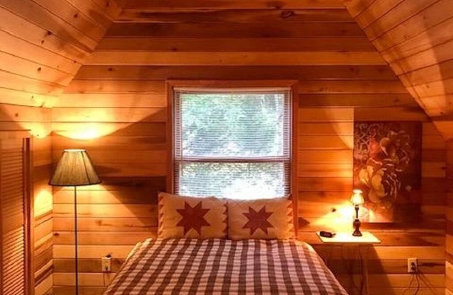 Private Wooded Lakefront, Lake Glenville Comfy Cozy Rustic Bungalow w/ Dock