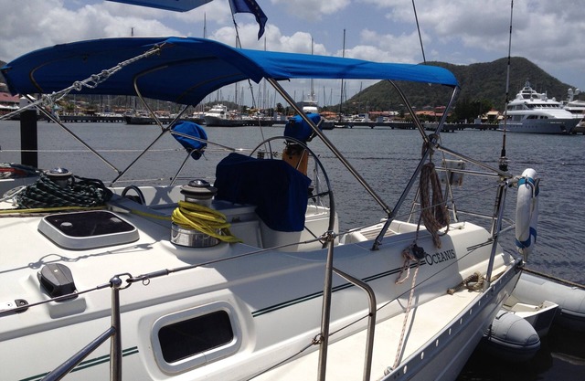 Voilier dans une marina tropicale de première classe Sainte-Lucie
