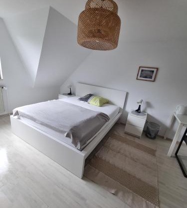 Privates Doppelbettzimmer mit Flachbild TV und Küche bei Hamburg City und Airport