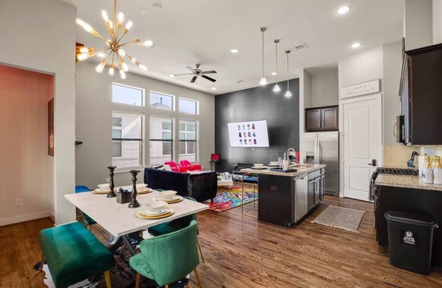 PROLIFIC THEME HOUSE|JACUZZI TUB|9O’SFUN|GRAFFITI