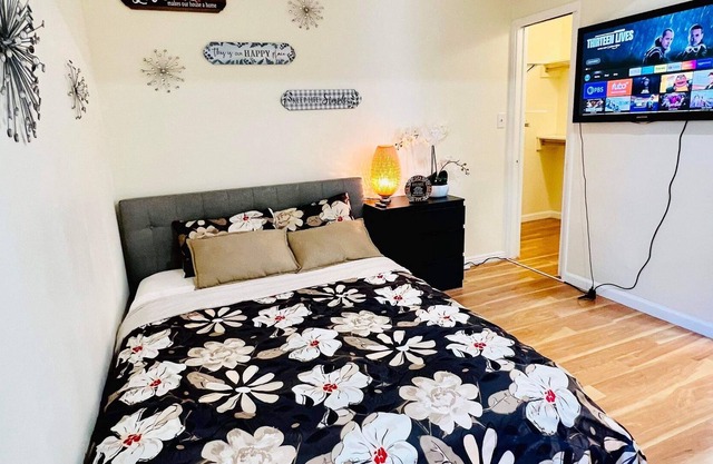 PROMO 10% MONTHLY DISCOUNT 1br/1bath Private suite, with parking, safe area.