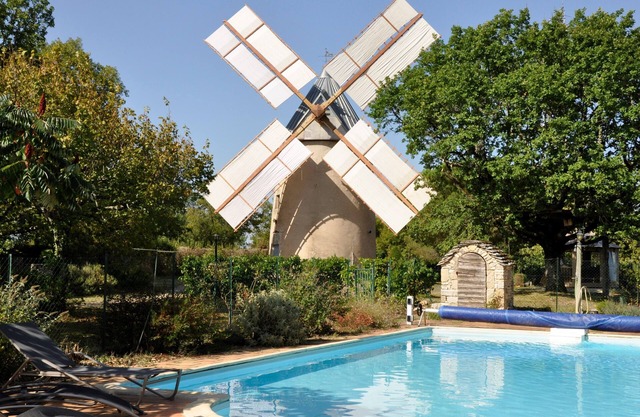 Propriété 2 tours en pierre vaste jardin clos ombragé avec grande piscine