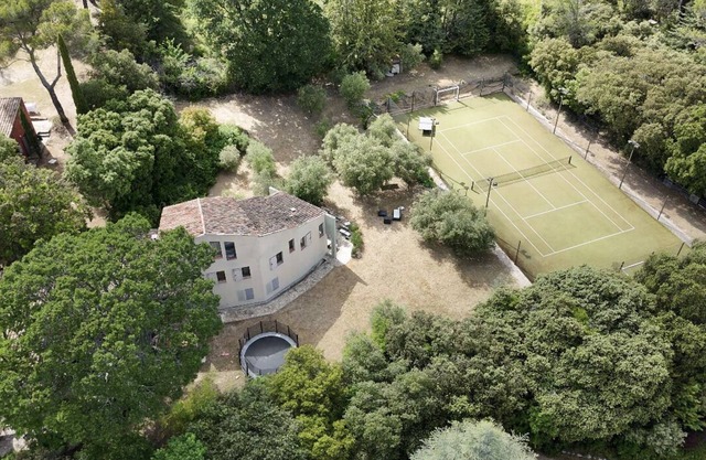 Propriété Avec Piscine et Tennis