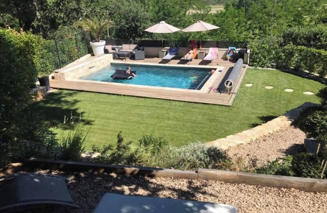 Propriété à 6kms d'Uzès VUE DOMINANTE piscine et jacuzzi chauffée