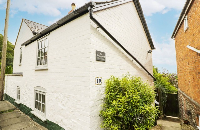 PROSPECT COTTAGE, pet friendly, with open fire in Great Malvern