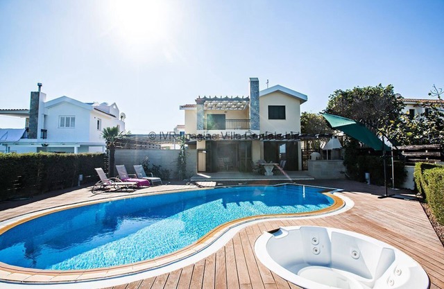 Protaras Villa SV05 - une villa qui peut accueillir 6 personnes dans 3 chambres