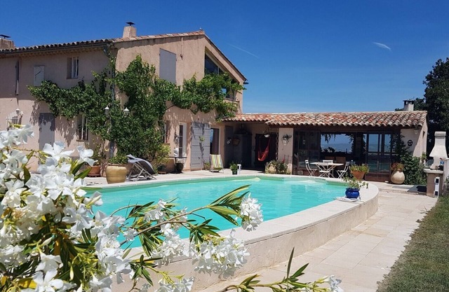Mas provençal très belle vue dégagée, calme ventilé dès l'après midi