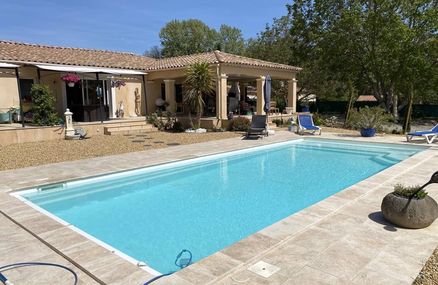 Style provençale, site très calme, à 3 min. du village, et des commodités
