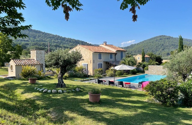 Villa provençale 8 hôtes, piscine, oliveraie, en pleine nature à Manosque.