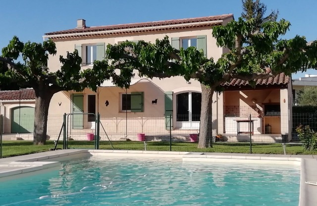Provencal villa with swimming pool, parking, for 6 to 8 people of 130 M²