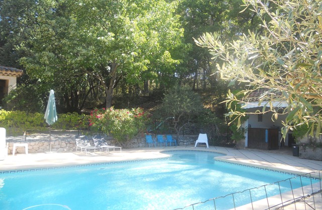 MAISON PROVENCALE AVEC PISCINE, DANS LA PINEDE, ENTRE CASSIS ET AIX EN PROVENCE
