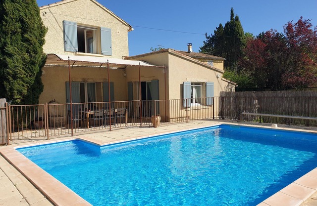 Provence Mas de caractère, campagne, piscine près Avignon, Lubéron, Mt Ventoux .