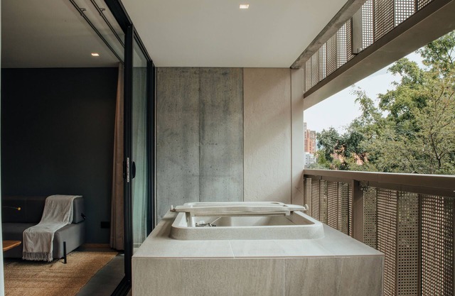 Provenza-AC-Balcony-Deluxe-Jacuzzi- Wake 312