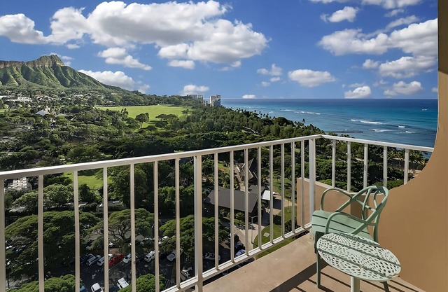 Proximity at its Best! 2 Convenient Units near Queen's Surf Beach, Pets Allowed!