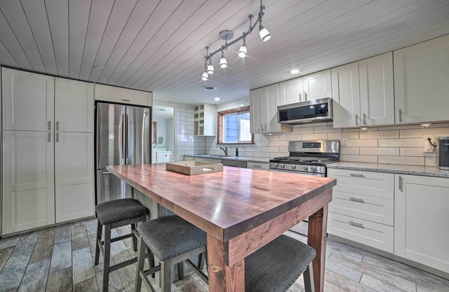 Prudenville Retreat w/ Yard ~ 1 Mi to Lake!
