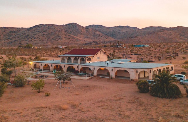 Psychic Arches - Hot Tub, Pool Table, Cowboy Pool, Fireplace, Arcade, Views!