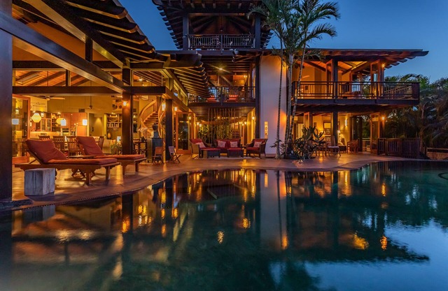 PUAKO Villa de luxe sur la plage de PUAKO, 4 chambres avec salle de bains privative + média, piscine à débordement
