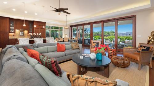 PUALANI VILLA Single Level 4BR KaMilo Home with Pool and Cottage
