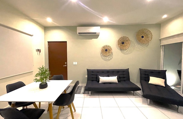 2 bed, 5 guest, urban apartment with parking. 15 min to beach or touristic area