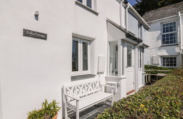 PUFFIN COTTAGE, country holiday cottage, with open fire in St Mawes