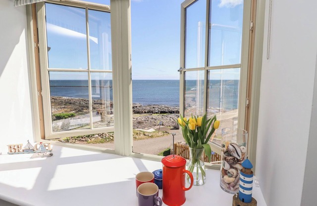 PUFFIN COTTAGE, family friendly, character holiday cottage in Craster
