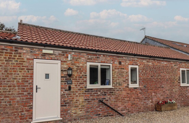 PUFFIN, pet friendly, character holiday cottage in Flamborough